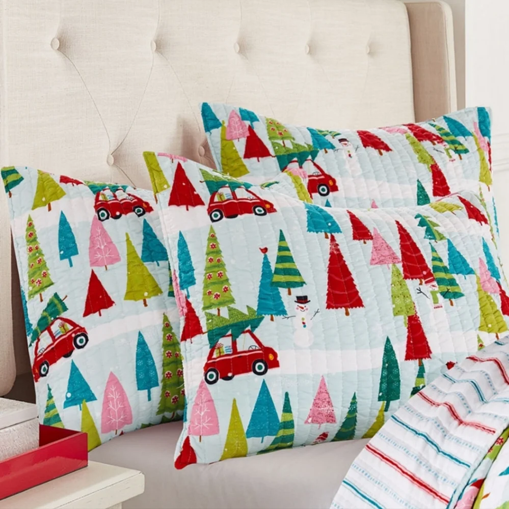 LEVTEX JOLLY HOLLY QUILT SIZE KING NWT
